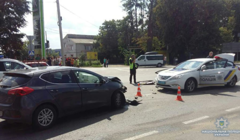 На виїзді з Вінниці зіткнулись поліцейський «Hyundai» та «КІА» - є постраждалі