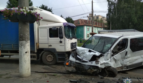 На вул. Лебединського зіткнулись п'ять автомобілів, одна людина загинула (оновлено)