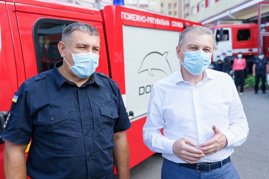 Міський голова Сергій Моргунов передав вінницьким рятувальникам новий спецавтомобіль