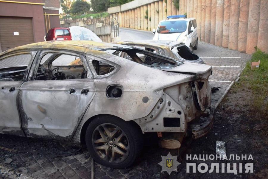 На вул. Князів Коріатовичів вщент згоріли дві автівки. Поліція розслідує підпал