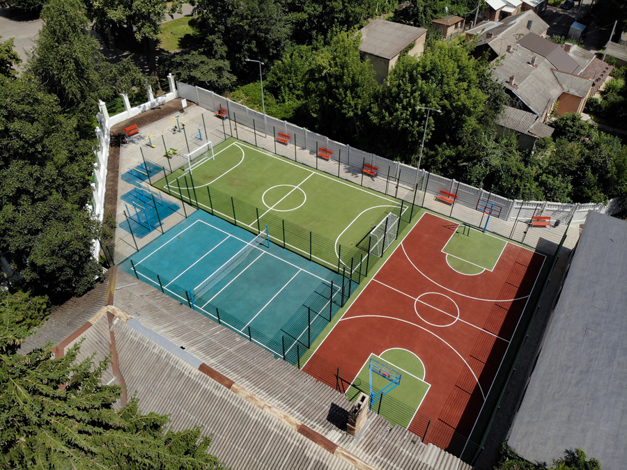 На території школи №2 вже завершується будівництво майданчика для ігрових видів спорту