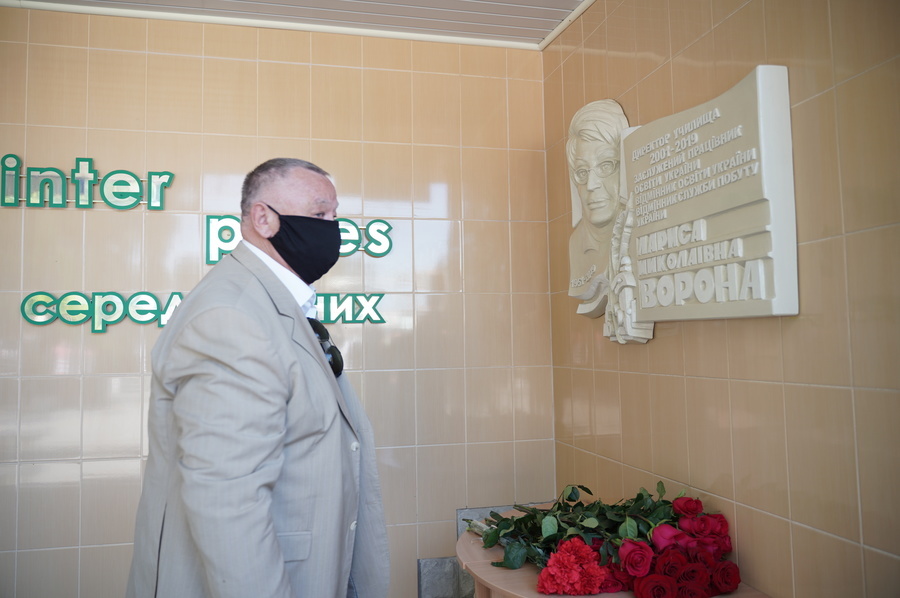 У Вінниці відкрили меморіальну дошку колишній директорці Вінницького вищого професійного училища сфери послуг Ларисі Вороні