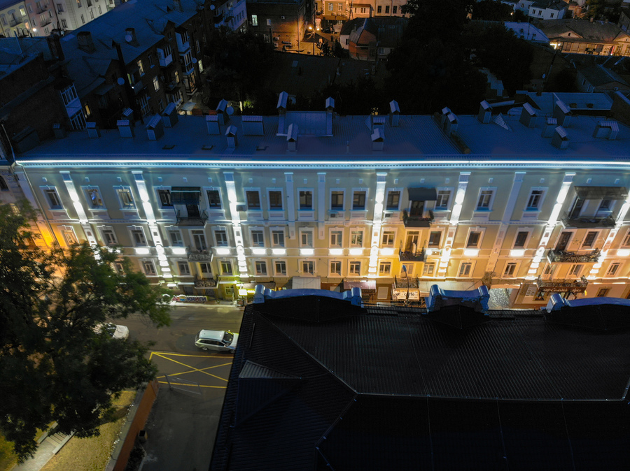 На відновленому фасаді будинку по вул. Соловйова, 3 днями завершили монтаж підсвітки