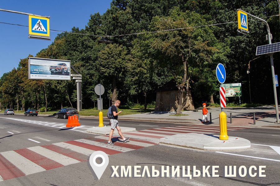 На пішохідному переході по вулиці Келецькій встановили острівець безпеки 