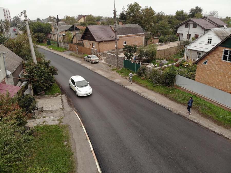 По вулиці Гальчевського на Старому місті ремонтують дорогу