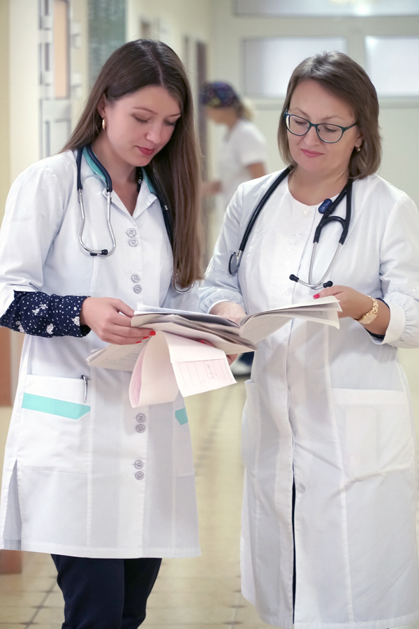 Леся Распутіна під час огляду пацієнтів у відділенні кардіоцентру.