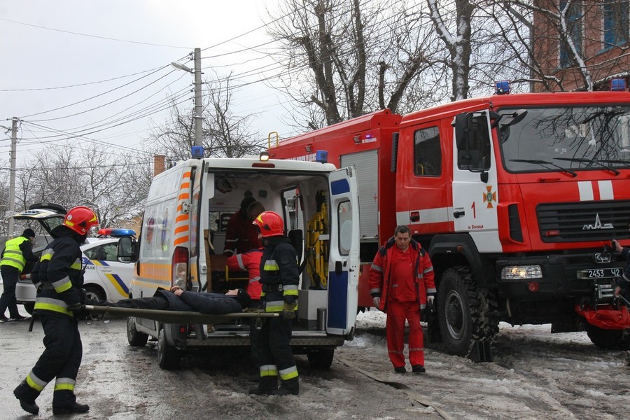 У Вінниці рятувальники, поліція та медики провели спільні навчання щодо ліквідації наслідків ДТП у зимовий період