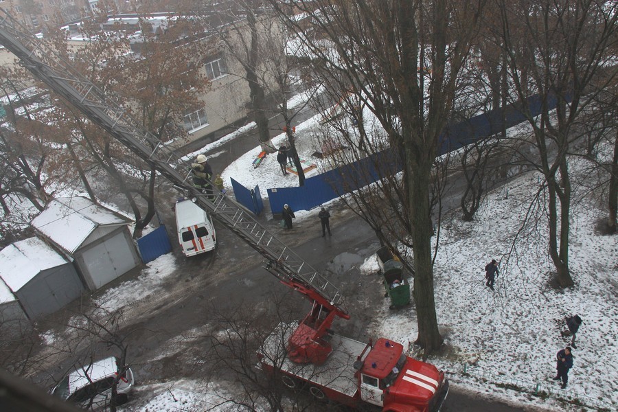 На вул. Чорновола горіла квартира: рятувальники евакуювали 20 мешканців під'їзду