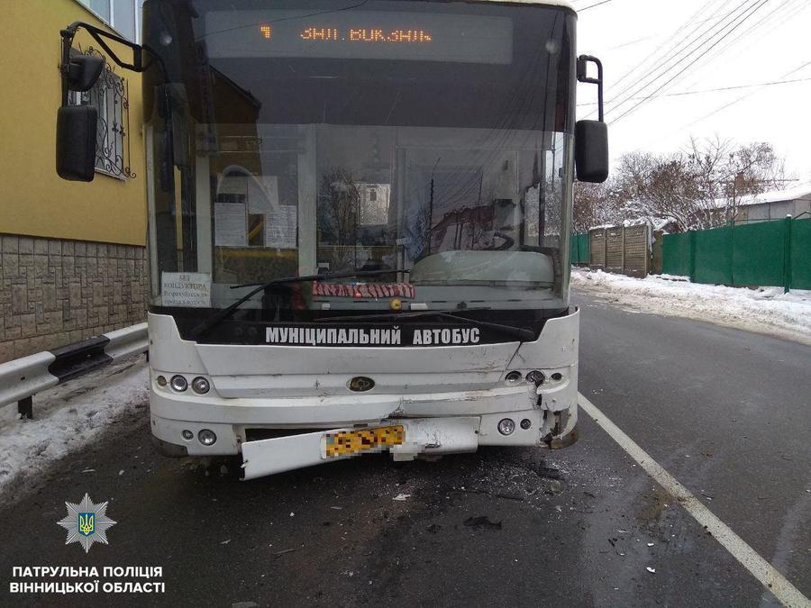 У Вінниці нетверезий водій "Hyundai" в'їхав в муніципальний автобус та втік