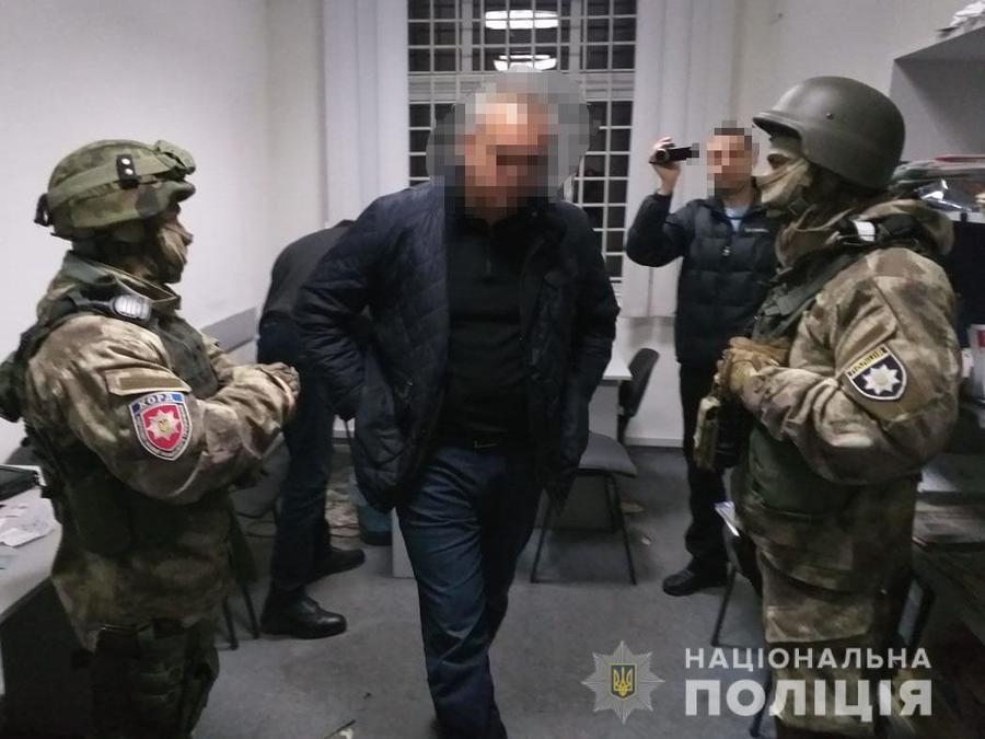 У Вінниці затримали чоловіків, які вимагали в підприємця 4 тис. доларів. Серед затриманих – депутат облради