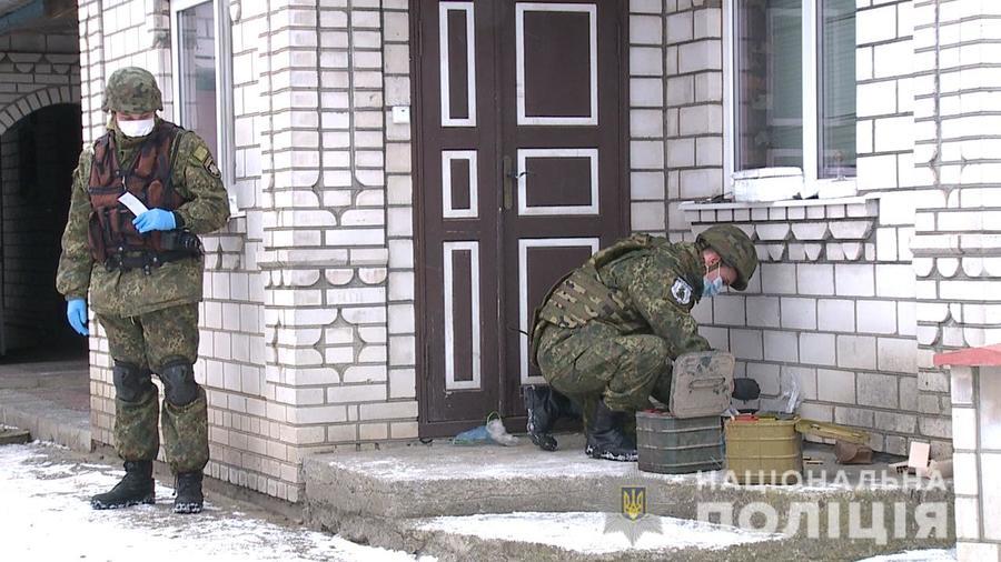 На Вінниччині поліцейські вилучили в чоловіка арсенал цілий зброї та вибухівки 