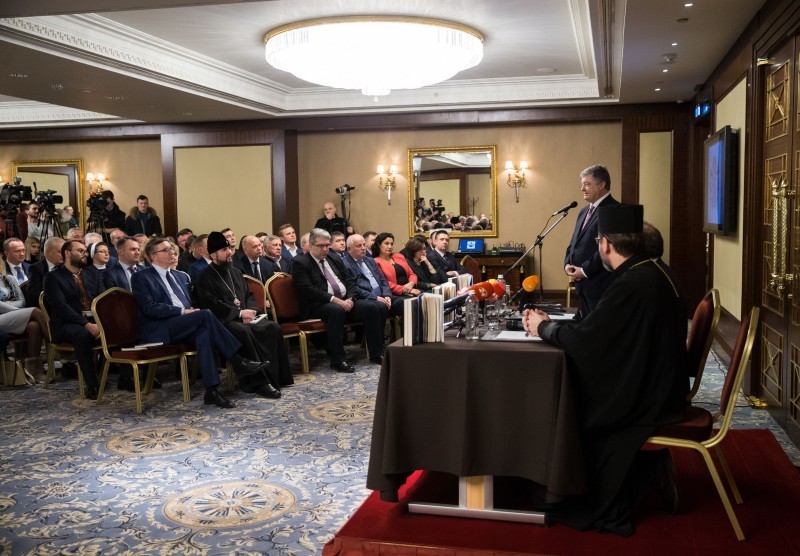 Діалог будує українську церкву і державу – Президент