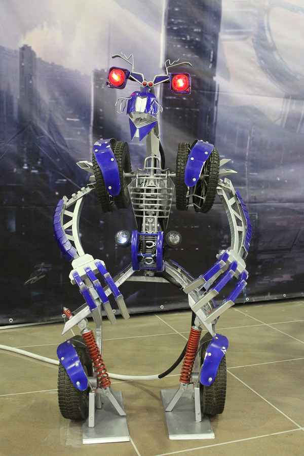 Оптімус Прайм та Валлі: у Вінниці відкрилася виставка роботів-трансформерів в людський зріст 