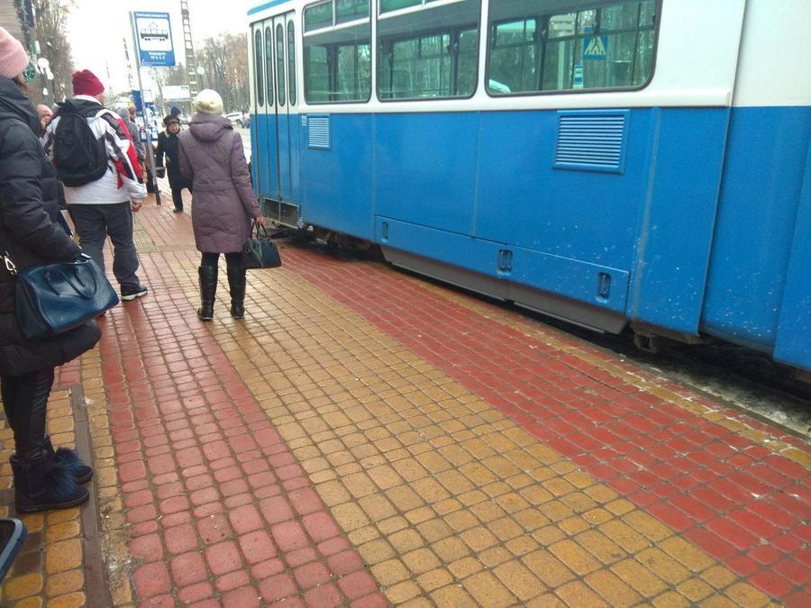 На Хмельницькому шосе трамвай зійшов з колій