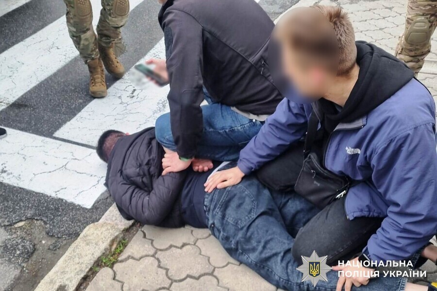 Поліція затримала зловмисників, які шантажували та вимагали гроші у підлітка