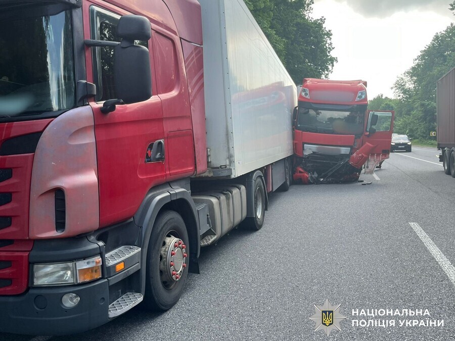 Зіткнення вантажівок та легкового автомобіля у Вінницькій області
