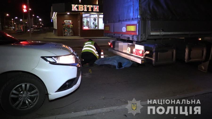 У Вінниці під колесами вантажівки загинула пенсіонерка: жінка переходила дорогу по пішохідному переходу на зелене світло