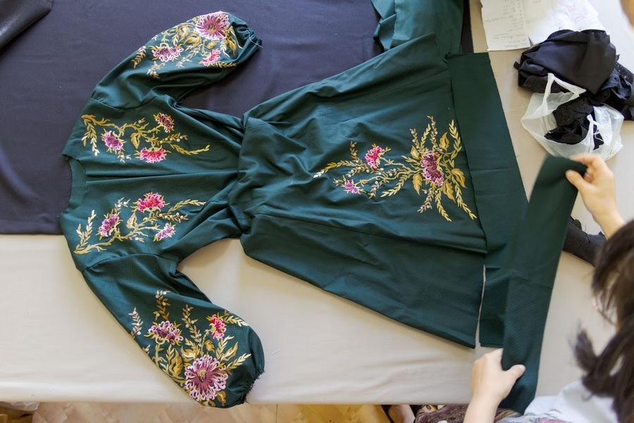 Вишитий одяг Ірини Олонічевої, що користується попитом у всьому світі, створюється у Вінниці
