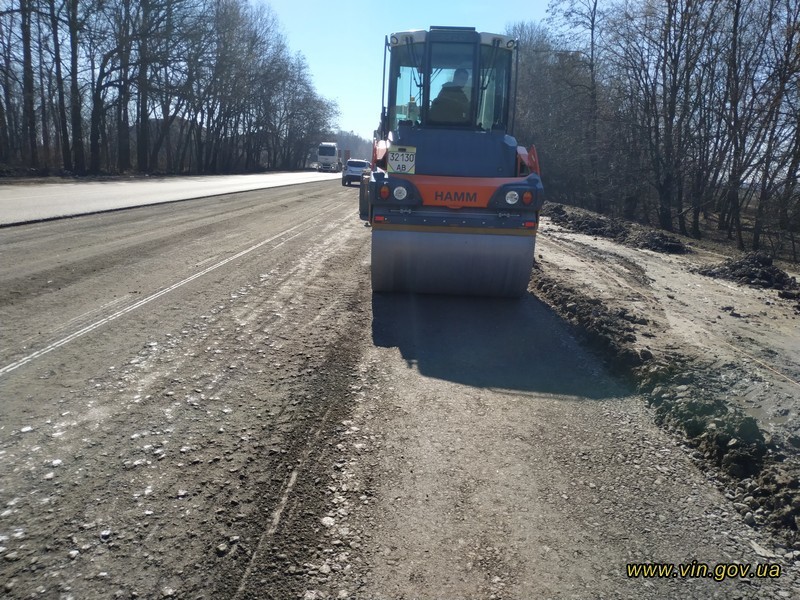 На Вінниччині продовжуються роботи з поточного середнього ремонту автошляхів