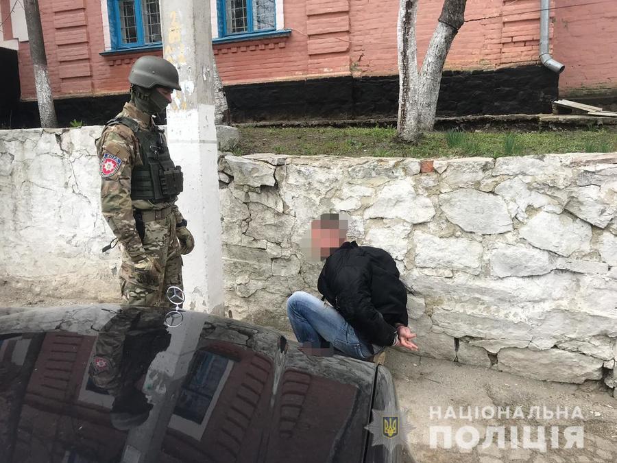 Поліцейські затримали у Вінниці злочинну групу, яка вимагала кошти в іноземця 