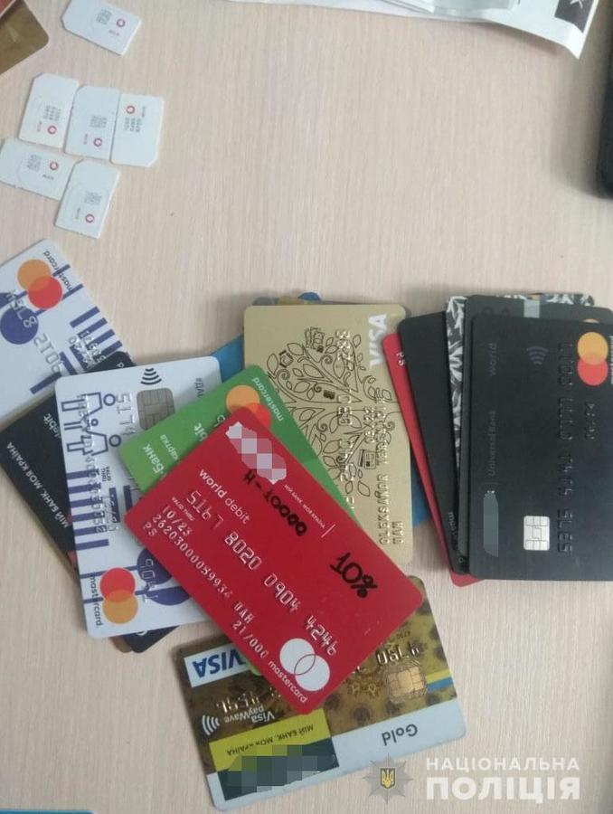 Затримали шахраїв, які "обчистили" банківський рахунок погорільців