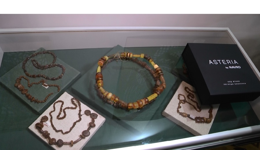 Репліку унікального бурштинового намиста, якого викопали з древнього кургану — презентували Вінницькому краєзнавчому музею