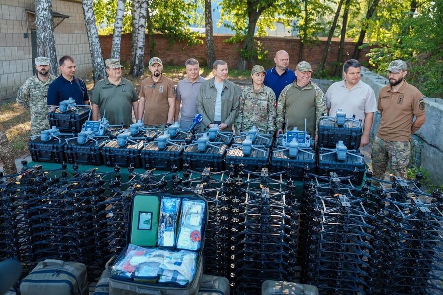 FPV-дрони, квадрокоптери та рюкзаки польового медика передам МКГШ трьом підрозділам на Східний напрямок