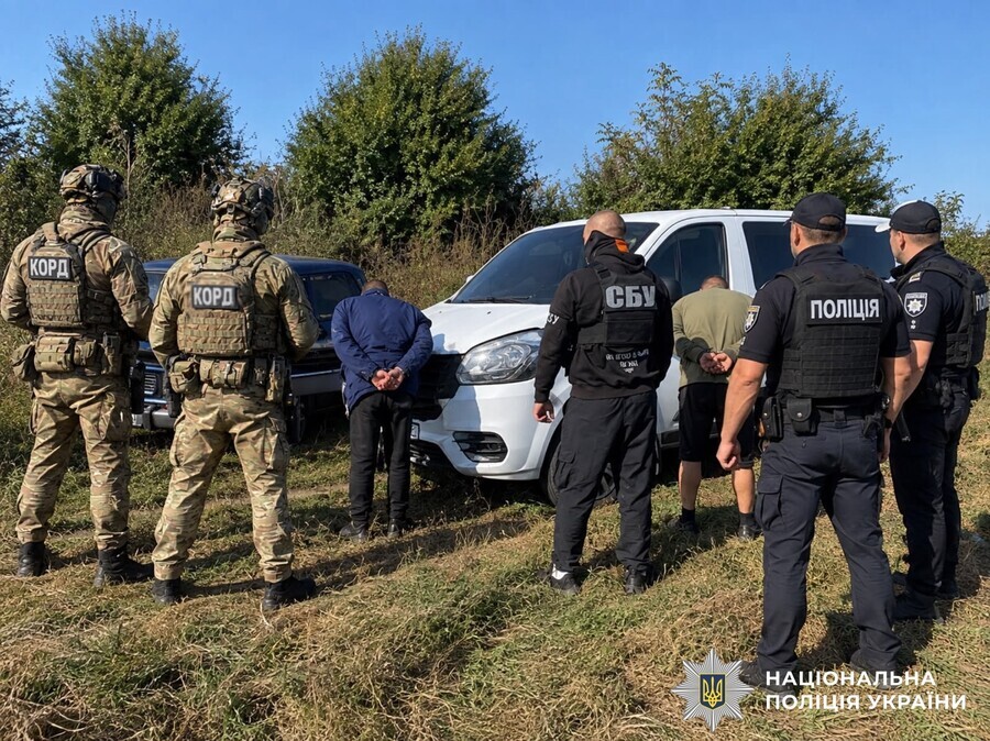 У Вінницькій області затримали злочинців за торгівлю зброєю та наркотиками (фото) У Вінницькій області затримали злочинців за торгівлю зброєю та наркотиками (фото)