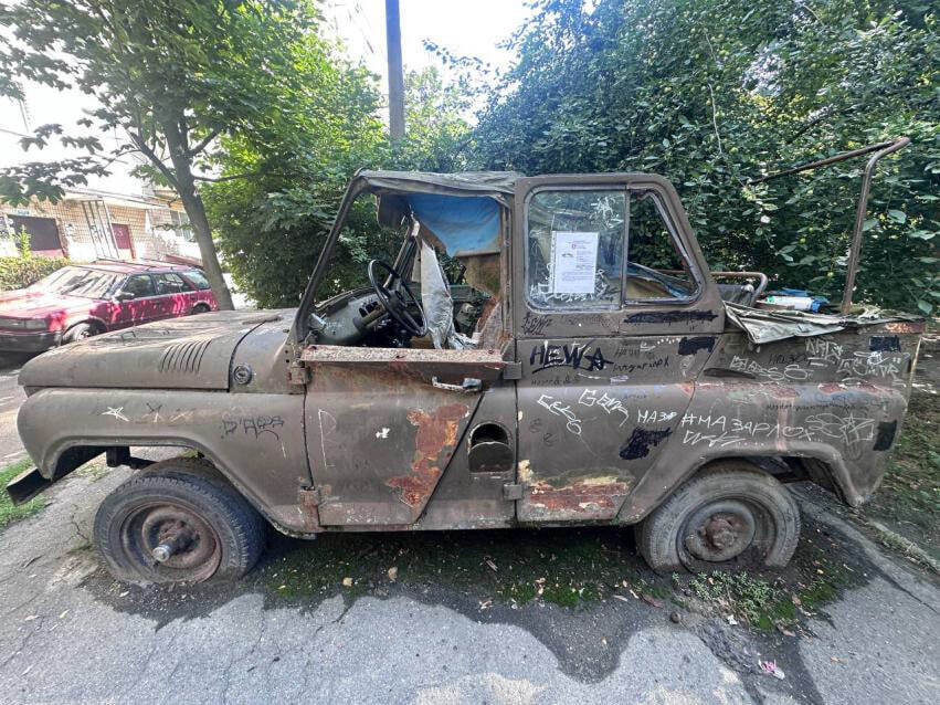 Власники авто у Вінниці прибрали більшість покинутих машин (фото) Власники авто у Вінниці прибрали більшість покинутих машин (фото)