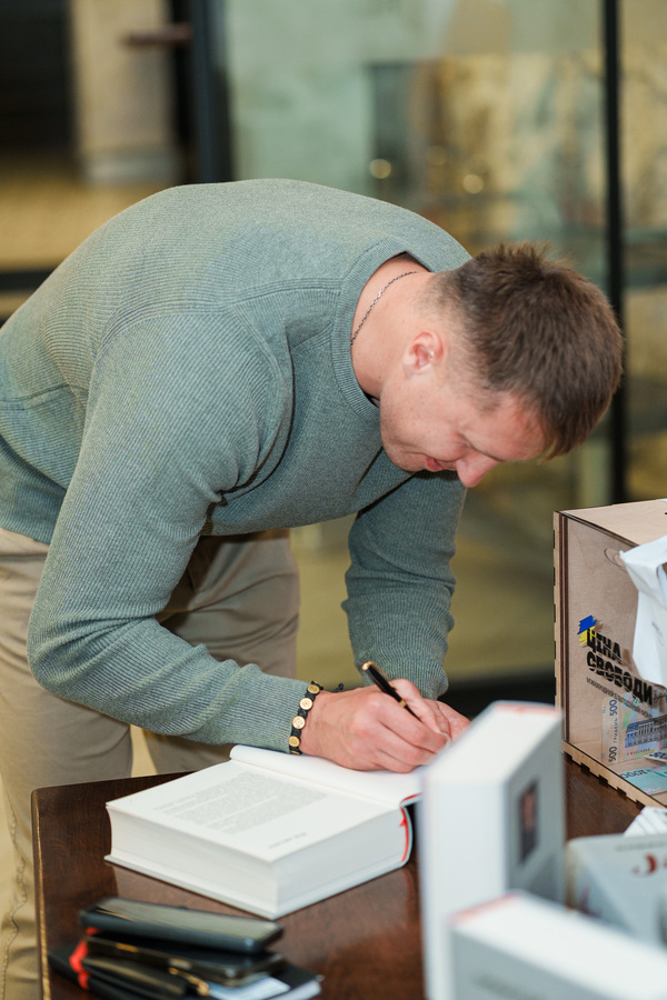 У Вінниці презентували книгу Олексія Анулі про досвід російського полону