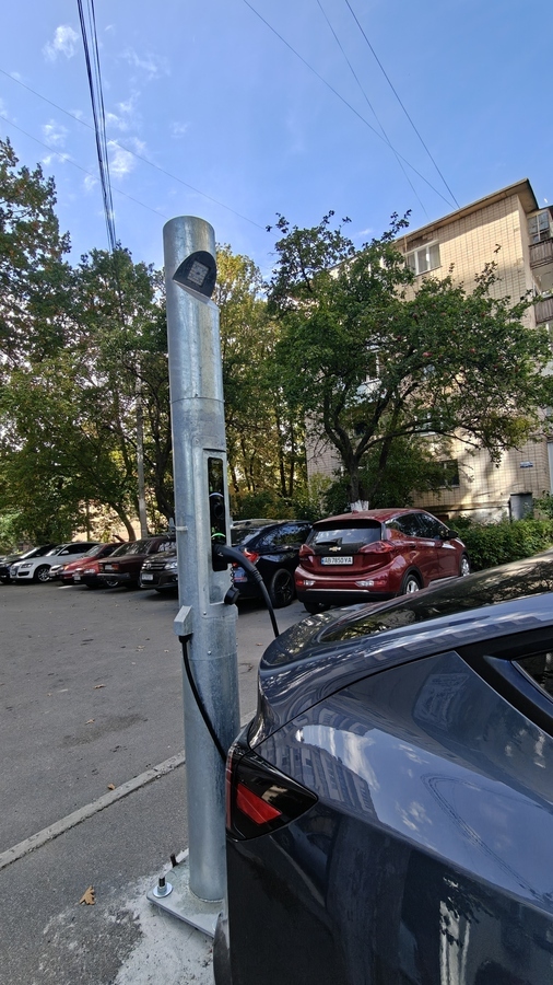 У дворах Вінниці встановили перші зарядні станції для електрокарів