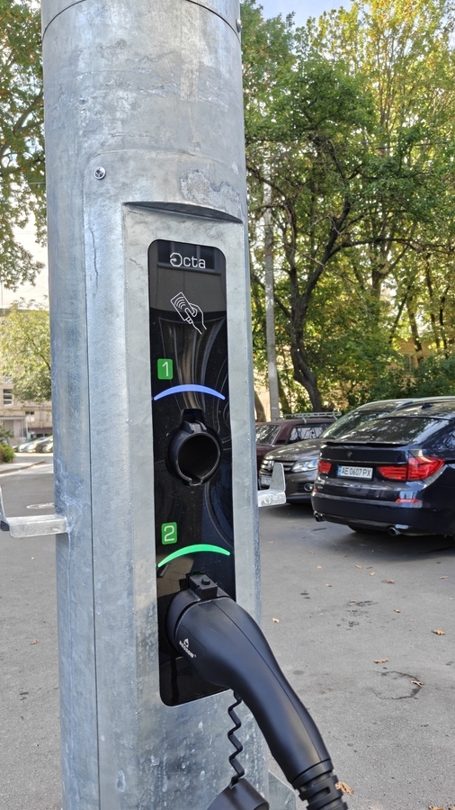 У дворах Вінниці встановили перші зарядні станції для електрокарів