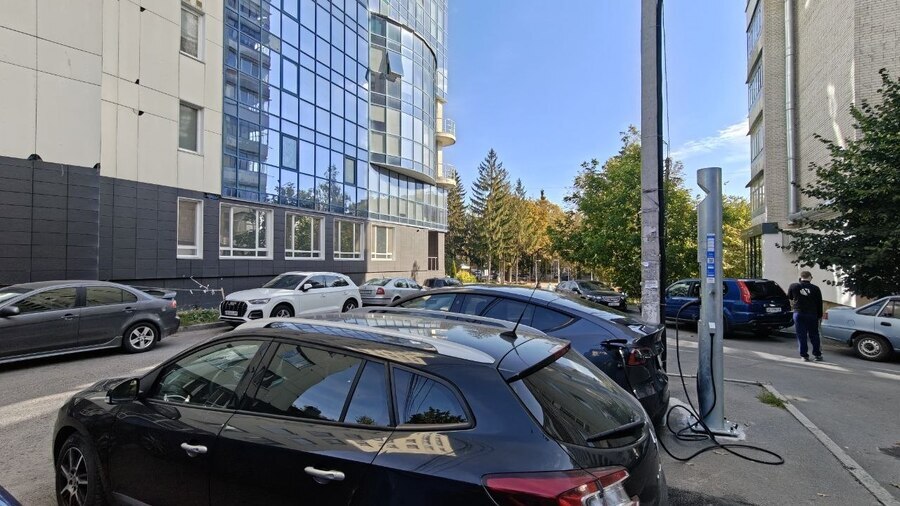 У дворах Вінниці встановили перші зарядні станції для електрокарів