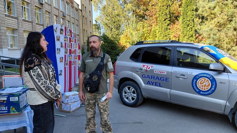 Вінницькі учні зібрали гроші на авто для випускника, який воює на Запорізькому напрямку