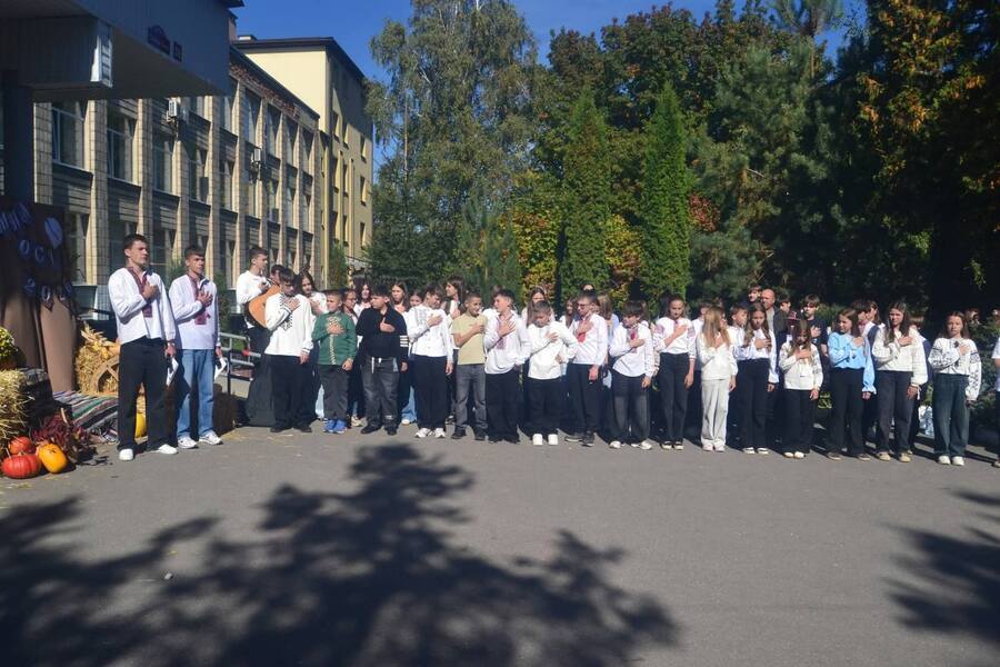 Вінницькі учні зібрали гроші на авто для випускника, який воює на Запорізькому напрямку