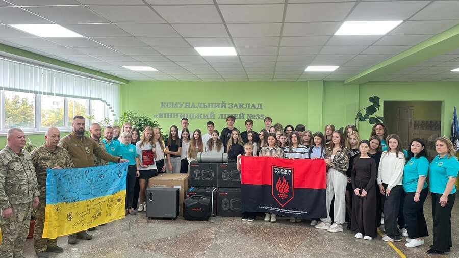 Генератори, EcoFlow і смаколики: ліцей у Вінниці підтримав нацгвардійців