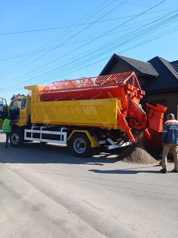 У приватному секторі Вінниці розвозять суміш для боротьби з ожеледицею