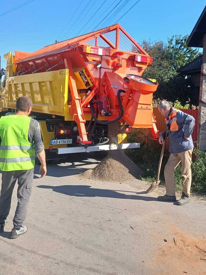 У приватному секторі Вінниці розвозять суміш для боротьби з ожеледицею