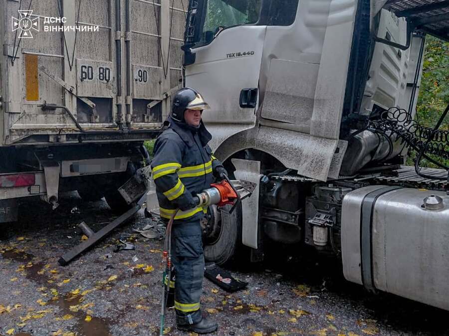 На Вінниччині за ранок сталися дві ДТП: рятувальники допомагали водіям