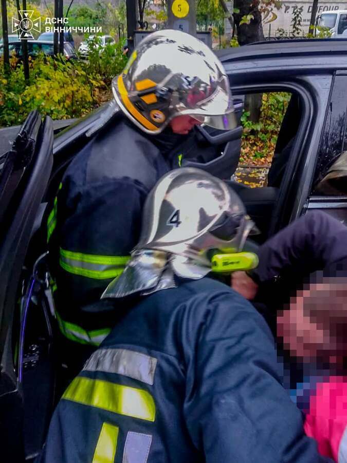 На Вінниччині за ранок сталися дві ДТП: рятувальники допомагали водіям