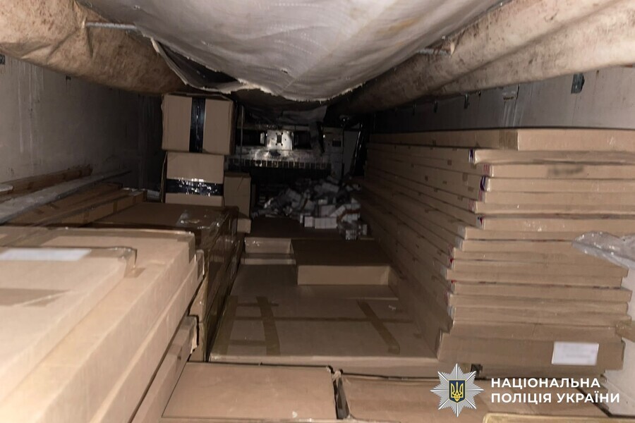 На Вінниччині виявили 51 тисячу пачок контрабандних сигарет у вантажівці з меблями