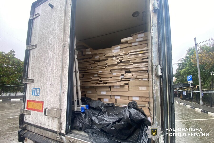На Вінниччині виявили 51 тисячу пачок контрабандних сигарет у вантажівці з меблями