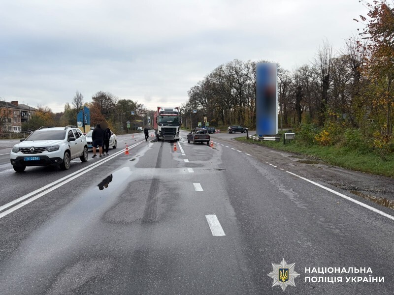 У Літині на Вінниччині зіткнулися ВАЗ і вантажівка Volvo: водія госпіталізували