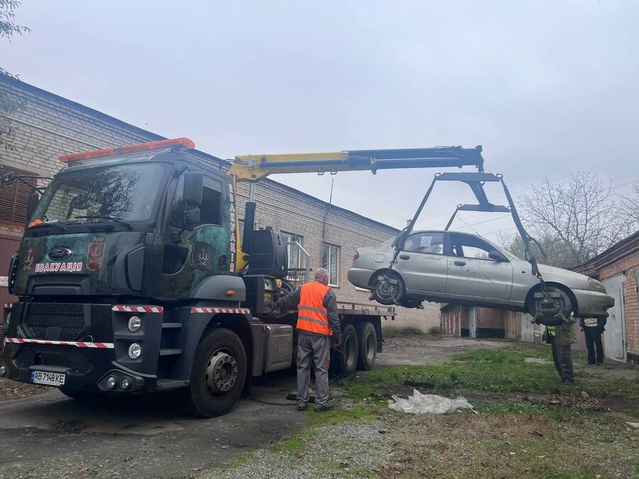 У Вінниці примусово прибрали ще три покинуті автомобілі: як поскаржитися на такі авто