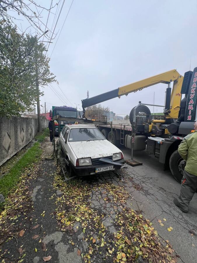 У Вінниці примусово прибрали ще три покинуті автомобілі: як поскаржитися на такі авто