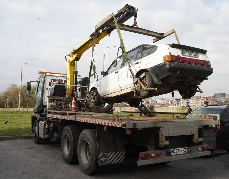 У Вінниці примусово прибрали ще три покинуті автомобілі: як поскаржитися на такі авто