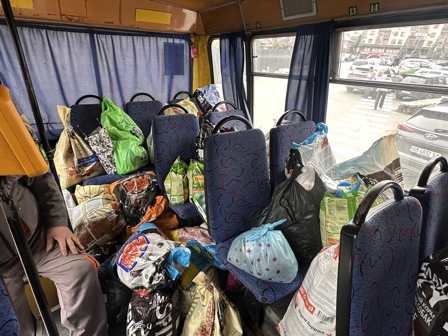 Понад тонну корму та ліки передали тваринам у Вінницькому муніципальному притулку