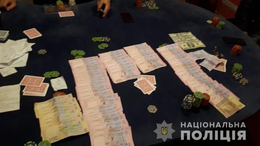 "Карти, гроші... наркота" - у центрі міста виявили підпільне "казино", в якому збували наркотики