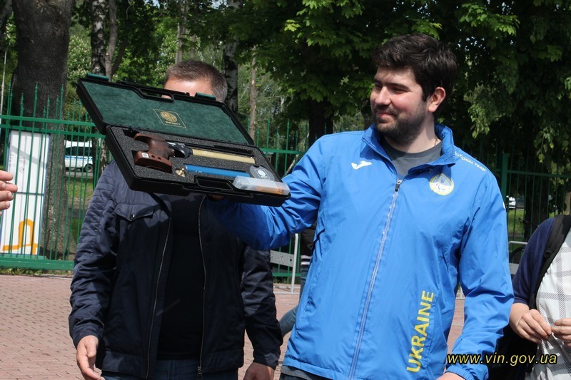 Паралімпійцю Олексію Денисюку за кошти обласного бюджету придбано пневматичний пістолет моделі STEYREVO-10