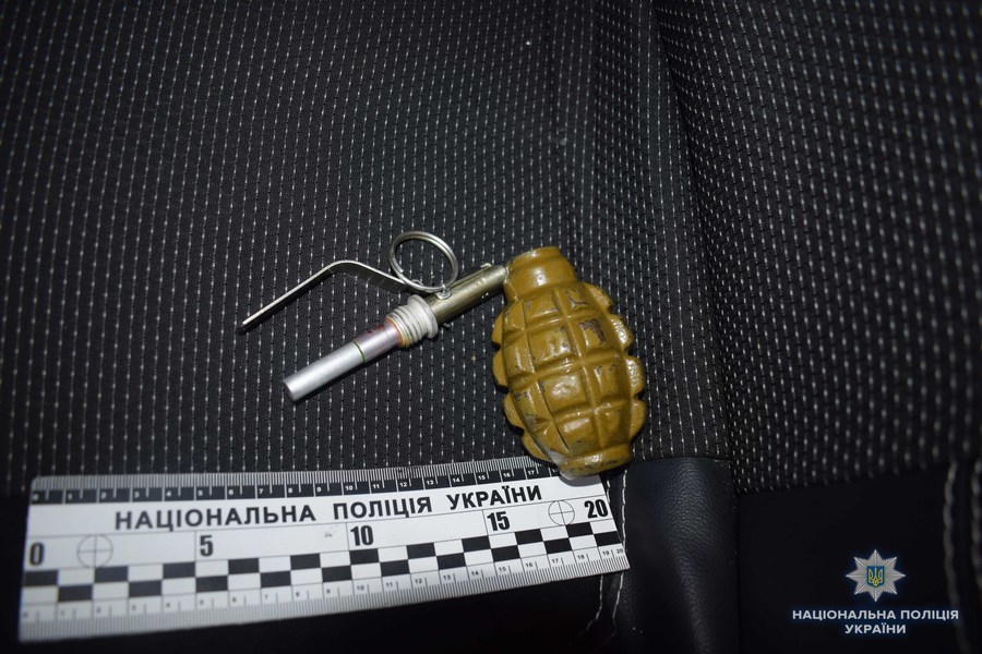 В салоні одного з вінницьких таксі пасажир виявив гранату